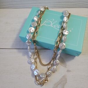 Elegant Gold and White Pearl Necklace